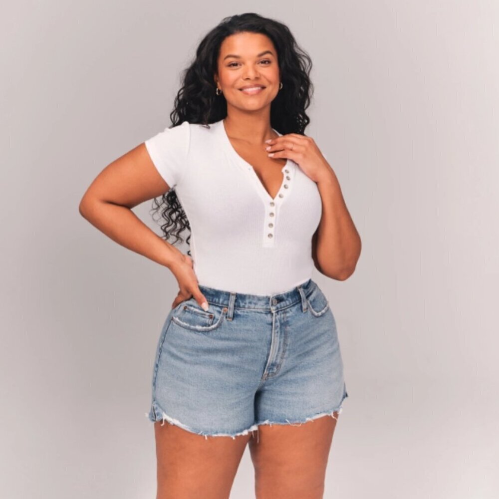 Abercrombie & Fitch EUC light wash distressed high rise mom shorts size 36/22